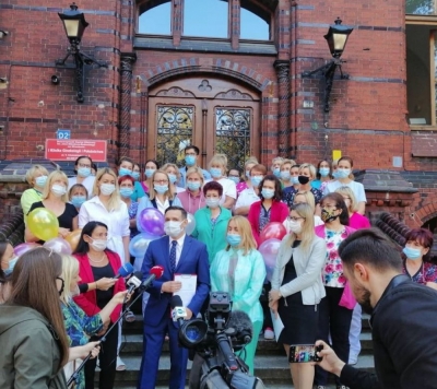 Porod&oacute;wka przy Chałubińskiego pozostaje do dyspozycji ciężarnych zakażonych koronawirusem