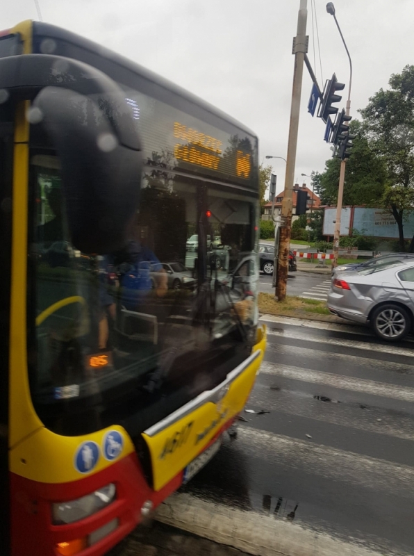 Autobus i osobówka zderzyły się na wyjeździe z Wrocławia - fot. Bogusław Kurpios