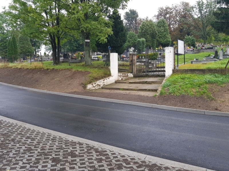 Po 3 latach wreszcie powstała droga do cmentarza na Poniatowie w Wałbrzychu - fot. Bartosz Szarafin