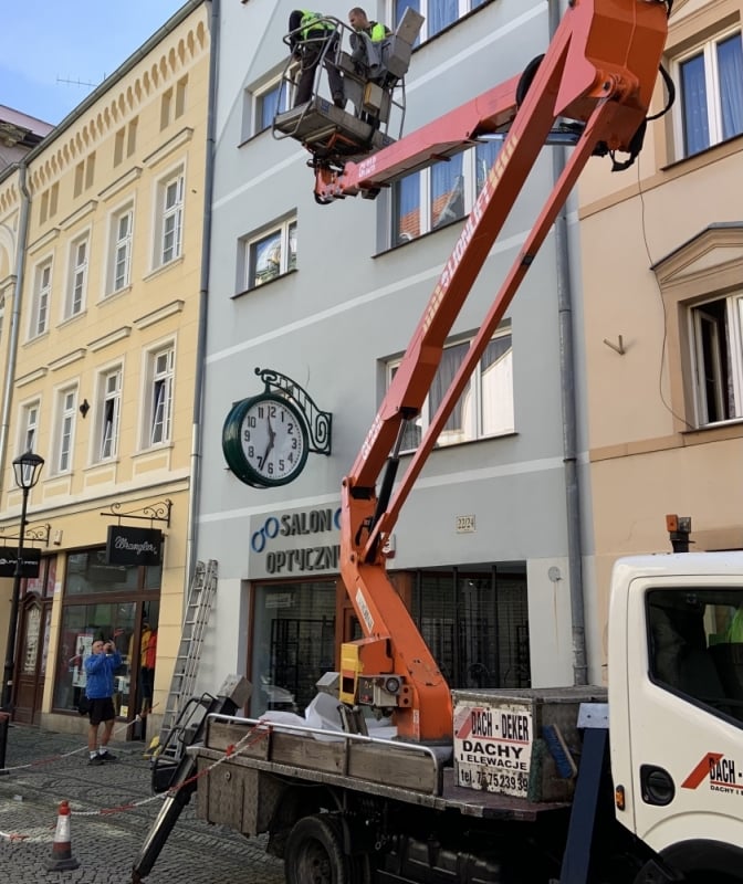 Ponad 100-letni jeleniogórski zegar wrócił na swoje miejsce - fot. Piotr Słowiński