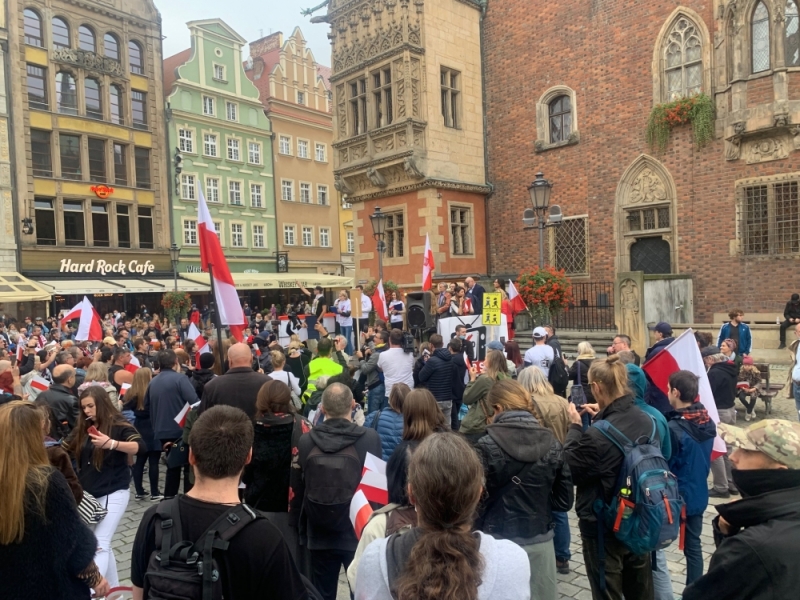 Antycovidowcy manifestowali we Wrocławiu. Protest został rozwiązany  - Fot. Malwina Gadawa