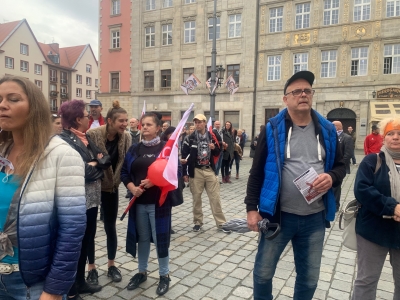Antycovidowcy manifestowali we Wrocławiu. Protest został rozwiązany  - 2