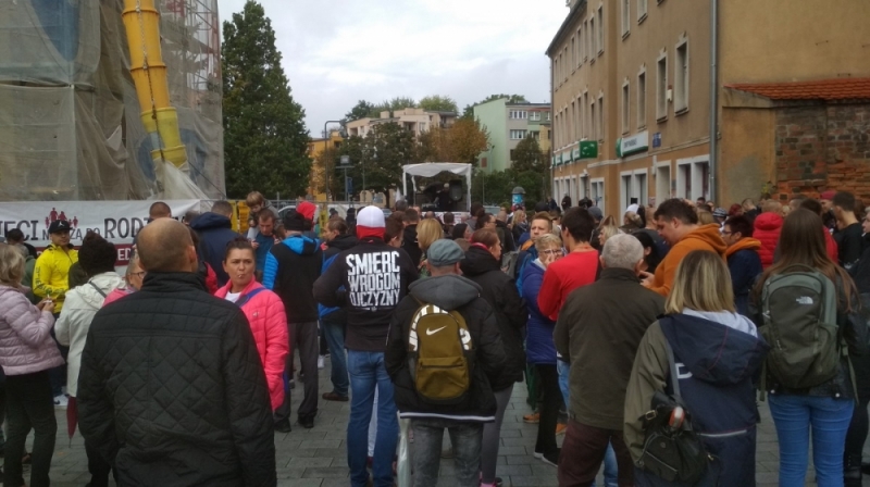 Około 200 przeciwników obostrzeń związanych z pandemią pojawiło się na lubińskim rynku - Fot. Andrzej Andrzejewski 
