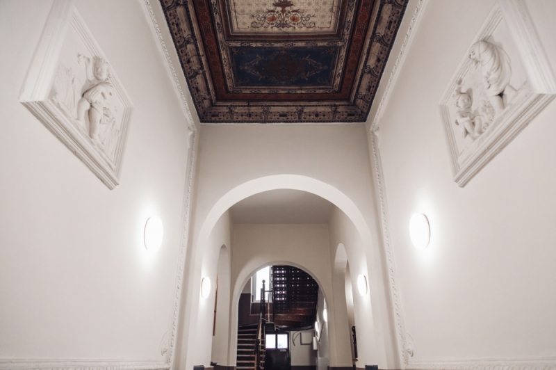 Zachowany fresk, piękny układ. Klatka schodowa na Nadodrzu [FOTOSPACER] - fot. Patrycja Dzwonkowska