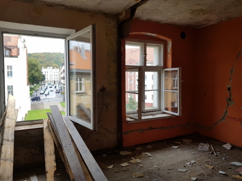 Wałbrzych: Stare kamienice zamienią się w nowe mieszkania komunalne - fot. Bartosz Szarafin