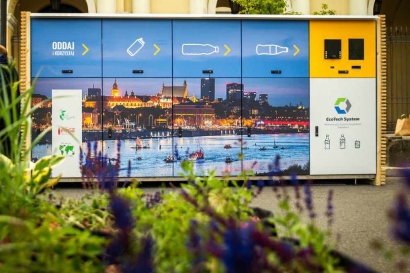 Bilet do kina za plastikową butelkę. W Bielawie stanie specjalny recyklomat - recyklomat w Warszawie (fot. UM Warszawy)