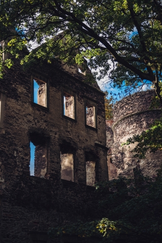 Choć w ruinie, stoi nadal dumnie na wzgórzu. Zamek Świny [FOTOSPACER] - 0