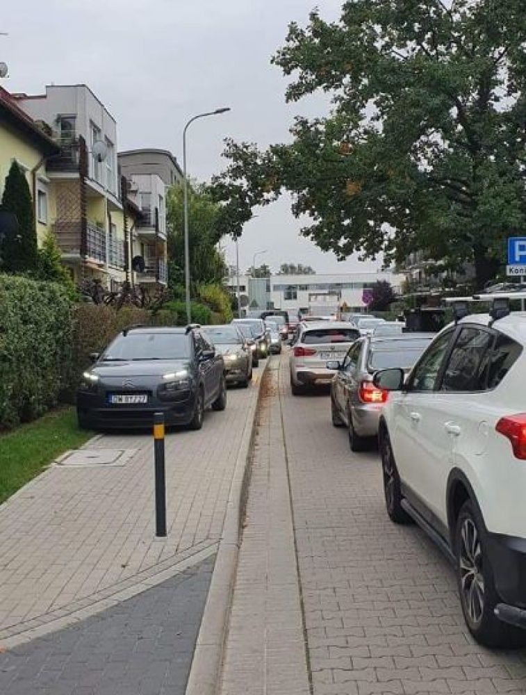 Kierowcy odwożący dzieci do szkół zrobili sobie z chodnika trzeci pas ruchu  - zdjęcie udostępnione przez słuchacza
