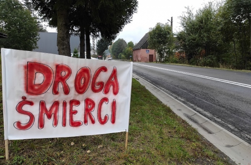 Protest na DK 30 w Chmieleniu. Mieszkańcy domagają się budowy chodnika - fot. P. Słowiński