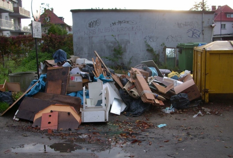 Góra śmieci pod oknami. Mieszkańcy wrocławskiego Gaju są bezsilni - zdjęcia nadesłane przez słuchacza do Reakcji 24