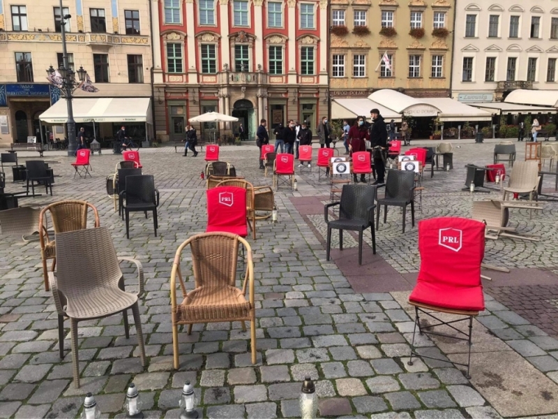 „Martwe krzesła” w centrum Wrocławia. Symboliczny protest restauratorów - fot. Malwina Gadawa