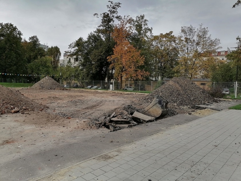 Wrocław: Ryneczek Jemiołowa przy ulicy Grochowej zamknięty. Trzeba wymienić nawierzchnię - fot. J. Jaros