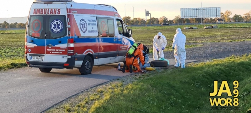 Ambulans "złapał gumę". Koło wymienić pomogli strażacy - fot. JAWOR 998