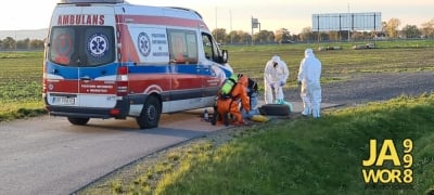 Ambulans "złapał gumę". Koło wymienić pomogli strażacy