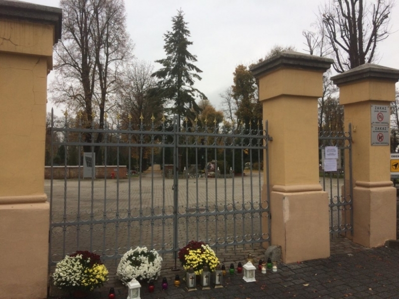Dolny Śląsk: Cmentarze zamknięte. Kwiaty i znicze stoją pod bramami  - Fot. Karolina Kurczab