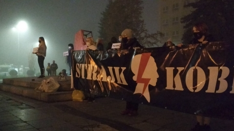 Symbol Strajku Kobiet stanął na legnickim Placu Słowiańskim - 2