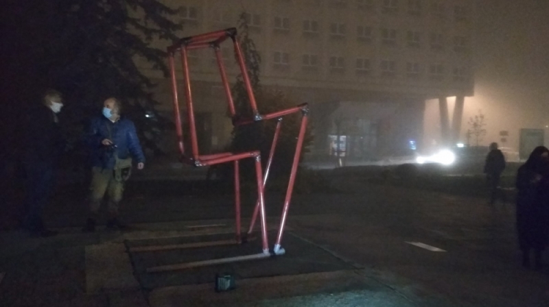 Symbol Strajku Kobiet stanął na legnickim Placu Słowiańskim - fot. Andrzej Andrzejewski