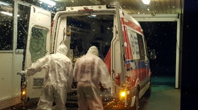 Wrocławski ratownik: Przekazywanie zakażonych koronawirusem trwa po kilka godzin