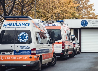 Kierowcy karetek "covidowych": Jazda w skafandrze? Jakby koniowi założyć klapki na oczy