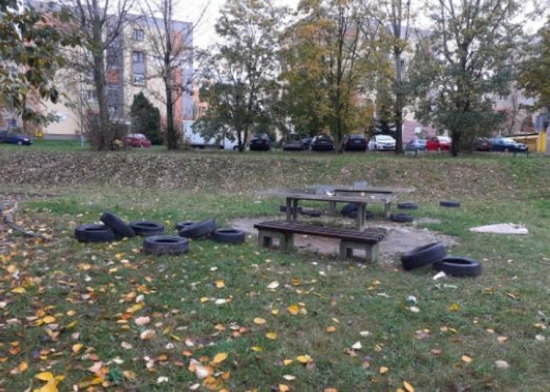 Legnica: Zamiast do PSZOK-a, na plac zabaw. Zużyte opony zaśmiecają miasto - fot. UM Legnica