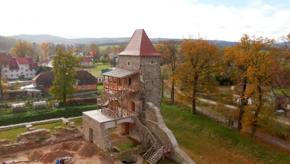 Zamek w Starej Kamienicy odradza się jak feniks z popiołów [ZOBACZ] - fot. Gabriela Stefanowicz