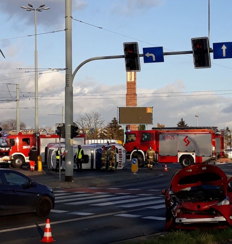 Wypadek na skrzyżowaniu Świeradowskiej i Bardzkiej we Wrocławiu - fot. Amadeusz Ozimkowski/FB