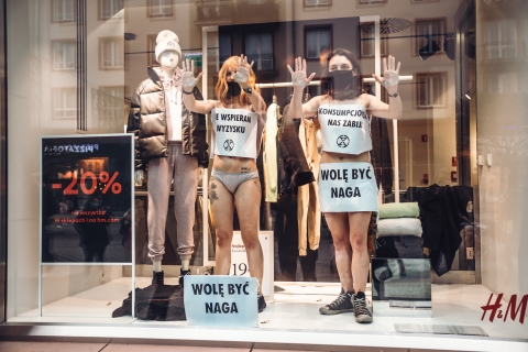 Protest przeciwko Black Friday. Półnagie kobiety wdarły się do sklepu [ZOBACZ] - 0