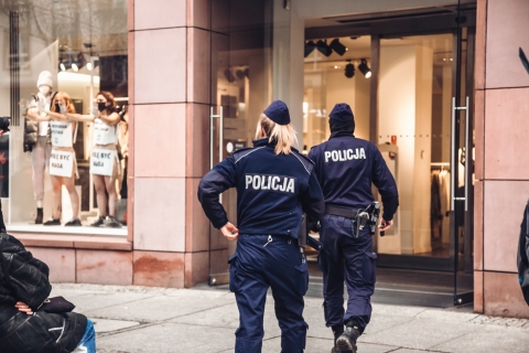 Protest przeciwko Black Friday. Półnagie kobiety wdarły się do sklepu [ZOBACZ] - 10