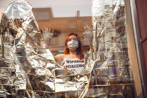 Protest przeciwko Black Friday. Półnagie kobiety wdarły się do sklepu [ZOBACZ] - 15