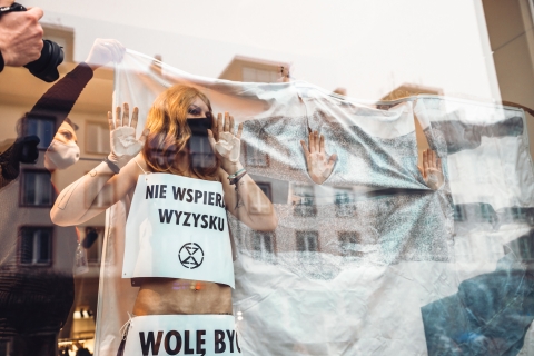 Protest przeciwko Black Friday. Półnagie kobiety wdarły się do sklepu [ZOBACZ] - 16