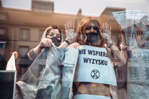 Protest przeciwko Black Friday. Półnagie kobiety wdarły się do sklepu [ZOBACZ] - 17