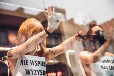 Protest przeciwko Black Friday. Półnagie kobiety wdarły się do sklepu [ZOBACZ] - 18