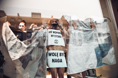 Protest przeciwko Black Friday. Półnagie kobiety wdarły się do sklepu [ZOBACZ] - 19