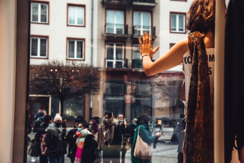 Protest przeciwko Black Friday. Półnagie kobiety wdarły się do sklepu [ZOBACZ] - 1