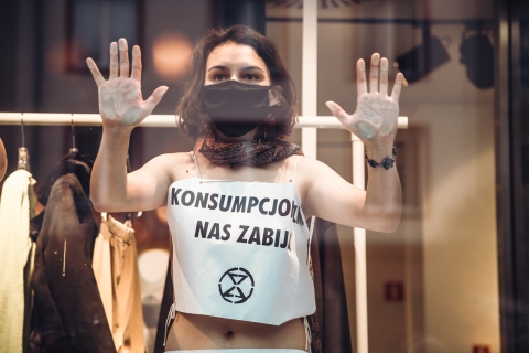 Protest przeciwko Black Friday. Półnagie kobiety wdarły się do sklepu [ZOBACZ] - 2