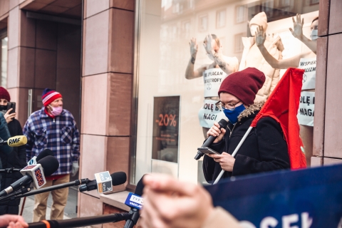 Protest przeciwko Black Friday. Półnagie kobiety wdarły się do sklepu [ZOBACZ] - 3