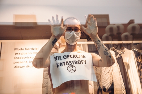 Protest przeciwko Black Friday. Półnagie kobiety wdarły się do sklepu [ZOBACZ] - 4