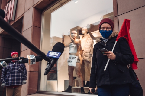 Protest przeciwko Black Friday. Półnagie kobiety wdarły się do sklepu [ZOBACZ] - 5