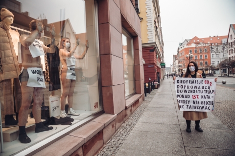 Protest przeciwko Black Friday. Półnagie kobiety wdarły się do sklepu [ZOBACZ] - 6