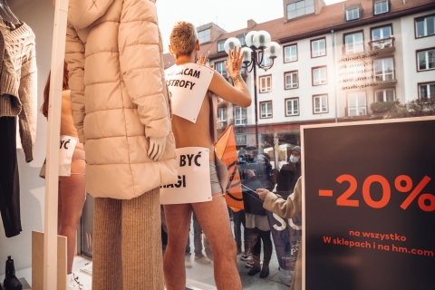 Protest przeciwko Black Friday. Półnagie kobiety wdarły się do sklepu [ZOBACZ] - 7