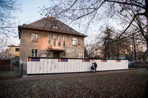 Wrocław: Godzilla na Biskupinie. Paczkomat niemal jak ogrodzenie [FOTO] - 2