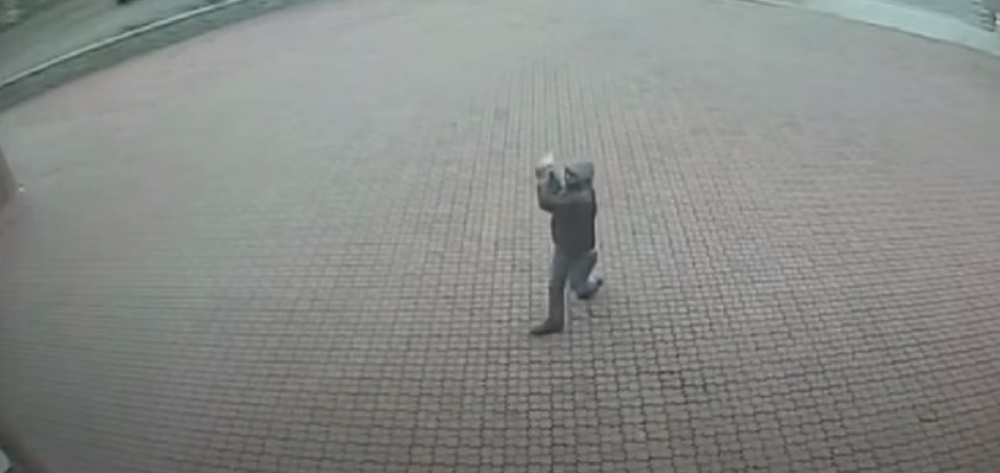 Legnica: Ktoś próbował rozbić kamieniem drzwi kościoła - screen z nagrania monitoringu