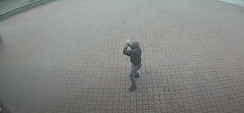 Legnica: Ktoś próbował rozbić kamieniem drzwi kościoła - 3