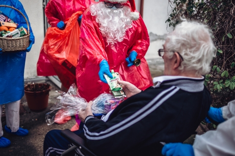 Mikołaj w hospicjum, czyli oryginalne świętowanie w czasach covid-19 [FOTOREPORTAŻ] - 11