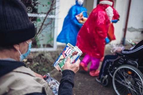 Mikołaj w hospicjum, czyli oryginalne świętowanie w czasach covid-19 [FOTOREPORTAŻ] - 12