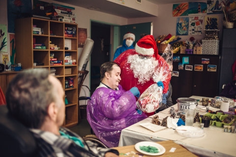 Mikołaj w hospicjum, czyli oryginalne świętowanie w czasach covid-19 [FOTOREPORTAŻ] - 15