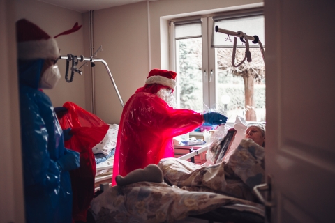 Mikołaj w hospicjum, czyli oryginalne świętowanie w czasach covid-19 [FOTOREPORTAŻ] - 8