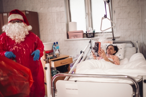 Mikołaj w hospicjum, czyli oryginalne świętowanie w czasach covid-19 [FOTOREPORTAŻ] - 10