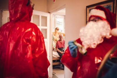Mikołaj w hospicjum, czyli oryginalne świętowanie w czasach covid-19 [FOTOREPORTAŻ]