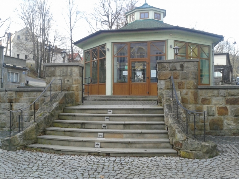 Mieszkańcy nie chcą pozwolić na likwidację Domu Zdrojowego w Jedlinie - fot. Barbara Szeligowska